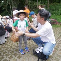 可能是 3 個人和小孩的圖像