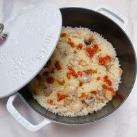 可能是北非小米飯、粥、炒飯和文字的圖像