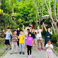 可能是 9 個人和樹的圖像
