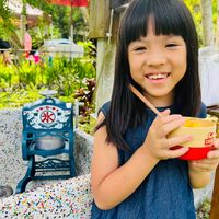 可能是 2 個人、小孩和文字的圖像