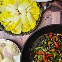 可能是火鍋、豆腐和顯示的文字是「 OCOTT STAUB 」的圖像