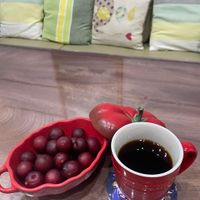 可能是咖啡杯、甜點和櫻桃的圖像