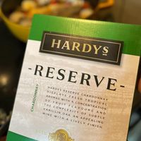 可能是‎顯示的文字是「 ‎د HARDYS CHARDONNAY HARDYS RESERVE AROMAS RESERVE- DISPLAYSFRES FRESH CHARDONNAY DISPLAYS OF THE FRUIT WITH A FRUITELAENT FLAVOURS CONCENTRATION TROPICAL WINE WITH A LIVELY APPEALING SUBTLE VANILLIN OAK. AN COMPLEXIT FLAVOURSAND OF AND OHAPHAЛOΥ FINISH. ESTD 1853‎ 」‎的圖像