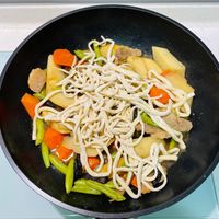 可能是豆腐、義大利麵、拉麵和炒麵的圖像