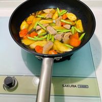 可能是食物和顯示的文字是「 SAKURA G-9522G H 」的圖像