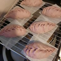 可能是半圓形餡餅和肉餡餅的圖像