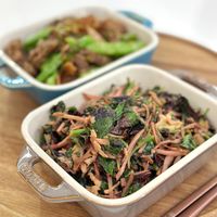 可能是香菇、鯷魚和紫蘇的圖像