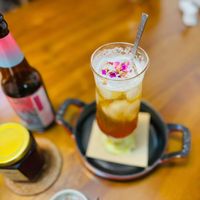可能是飲料和洋桔梗的圖像