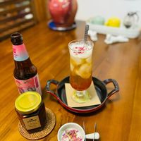 可能是飲料、泡茶器和顯示的文字是「 HA MAI 」的圖像