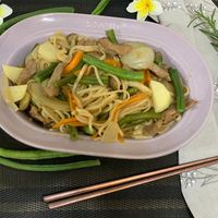 可能是拉麵、義大利麵、炒麵和文字的圖像