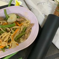 可能是拉麵、義大利麵、炒麵和文字的圖像