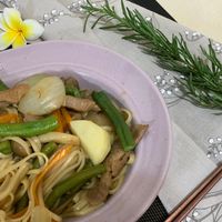 可能是義大利麵、炒麵和文字的圖像