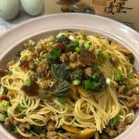 可能是麵、拉麵、香菇、炒麵、義大利麵和文字的圖像
