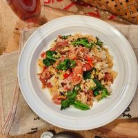 可能是北非小米飯、炒飯、麵、印度香料飯、西班牙大鍋飯和文字的圖像