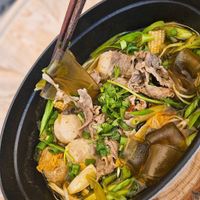 可能是麵、火鍋和拉麵的圖像