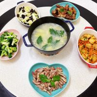 可能是豆腐、肉排、火鍋和文字的圖像
