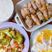 可能是炒飯、豆腐和麵的圖像