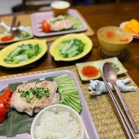 可能是壽司、生魚片和豆腐的圖像