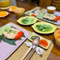 可能是豆腐、壽司、生魚片和文字的圖像