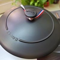 可能是顯示的文字是「 STAUB STAUB 」的圖像