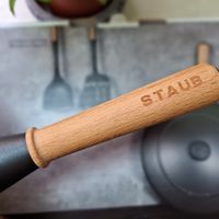 可能是木湯匙、咖啡機和顯示的文字是「 STAUB 」的圖像