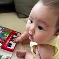 可能是 1 人、嬰兒和鋼琴的圖像