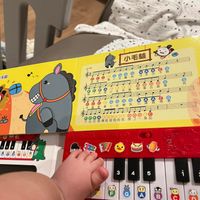 可能是嬰兒、鋼琴和文字的圖像