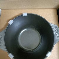 可能是‎鬆餅機和‎顯示的文字是「 ‎TAU STAUE س CO‎ 」‎‎ 的圖像