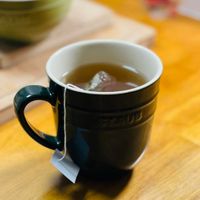 可能是茶、咖啡杯、泡茶器和文字的圖像