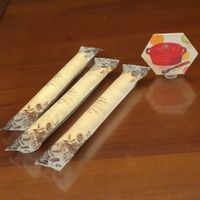 可能是麵包棒、量尺、巧克力棒和茶的圖像