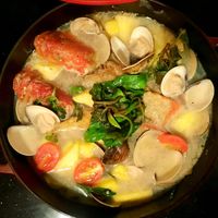 可能是燉小牛膝、火鍋和香菇的圖像