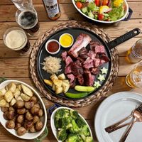 可能是起司火鍋、肉排和文字的圖像