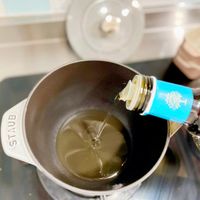 可能是顯示的文字是「 TAUS ST STAUB 」的圖像