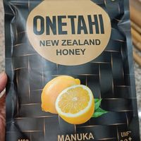 可能是藥物和顯示的文字是「 5.29ozNET 5.29oz NET 150g UMF ONETAHI NEW EWZEALAND ZEALAND HONEY MGO 829+ MANUKA LOZENGES 207 LEMON MENTHOL 」的圖像