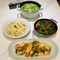 可能是香菇、火鍋、粥、炒麵、麵和拉麵的圖像