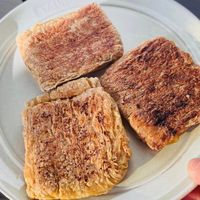 可能是英式瑪芬、黑麥麵包和法式吐司的圖像