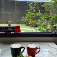 可能是總匯三明治、咖啡和咖啡杯的圖像