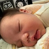 可能是 1 人、嬰兒、醫院和文字的圖像