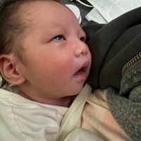 可能是 1 人、嬰兒和醫院的圖像