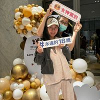 可能是 4 個人和顯示的文字是「 0O 女神慧到 女神駕到 永遠的 環球 産便： 環球 牛永遠的18歲 18歲 歲 Love 」的圖像