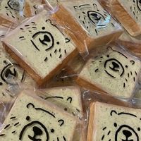可能是薄脆餅乾、戚風蛋糕和文字的圖像