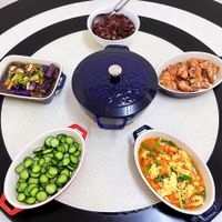 可能是印度香料飯、慢燉鍋、炒麵和炒飯的圖像