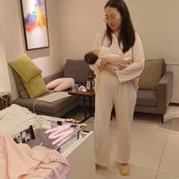 可能是 1 人、睡衣和室內的圖像
