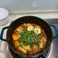 可能是拉麵、火鍋、豆腐和水波蛋的圖像