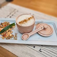 可能是咖啡杯、咖啡、木湯匙、燕麥餅乾和文字的圖像