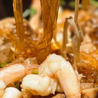 可能是麵、拉麵、火鍋、義大利麵、炒麵和顯示的文字是「 fendi's fendi'skitchen kitchen 」的圖像