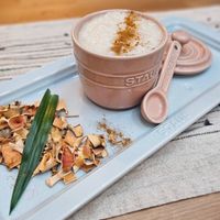可能是‎木湯匙、咖啡、燕麥和‎顯示的文字是「 ‎TAUL O STAUR STAU TA س STAUB STAUB‎ 」‎‎ 的圖像