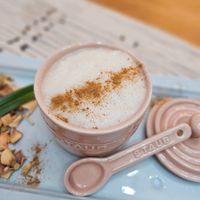可能是咖啡杯、木湯匙、咖啡和顯示的文字是「 AUE STAUB STAUB STAUR 」的圖像