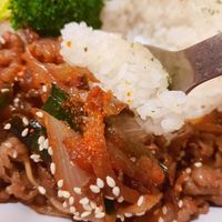 可能是快炒和肉排的圖像