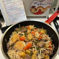 可能是炒麵、拉麵、香菇和文字的圖像